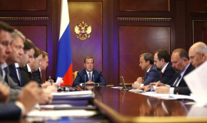 Премьер назвал причины низкой эффективности труда в России