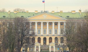 Чиновникам Петербурга приостановят индексацию зарплат до 2019 года