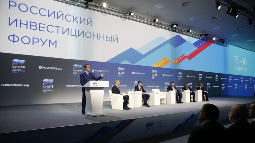 Медведев: Госслужащие рискуют больше, чем бизнес