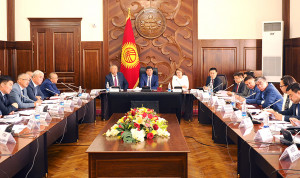 В Киргизии хотят увеличить зарплаты госслужащих