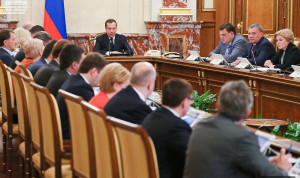 Дмитрий Медведев поручил разработать законопроекты об электронных трудовых книжках