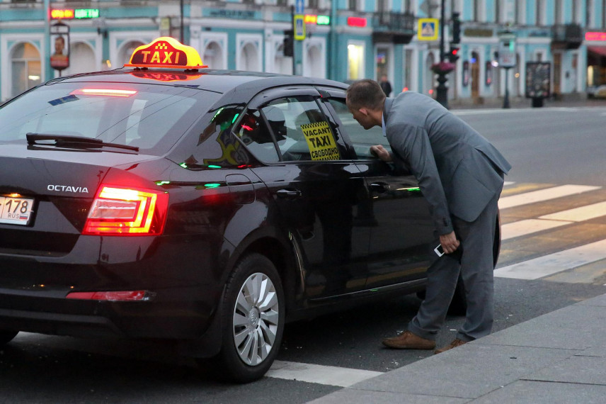В правительстве задумались о замене служебных автомобилей чиновников на такси