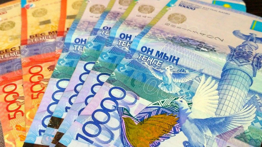 За год зарплаты госслужащих Казахстана выросли на 20%