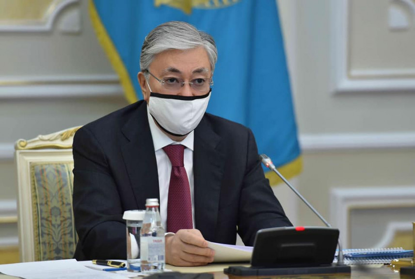 Президент Казахстана подписал закон о запрете на любые подарки для госслужащих