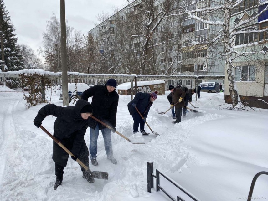 Чиновники Пензы расчищают снежные завалы