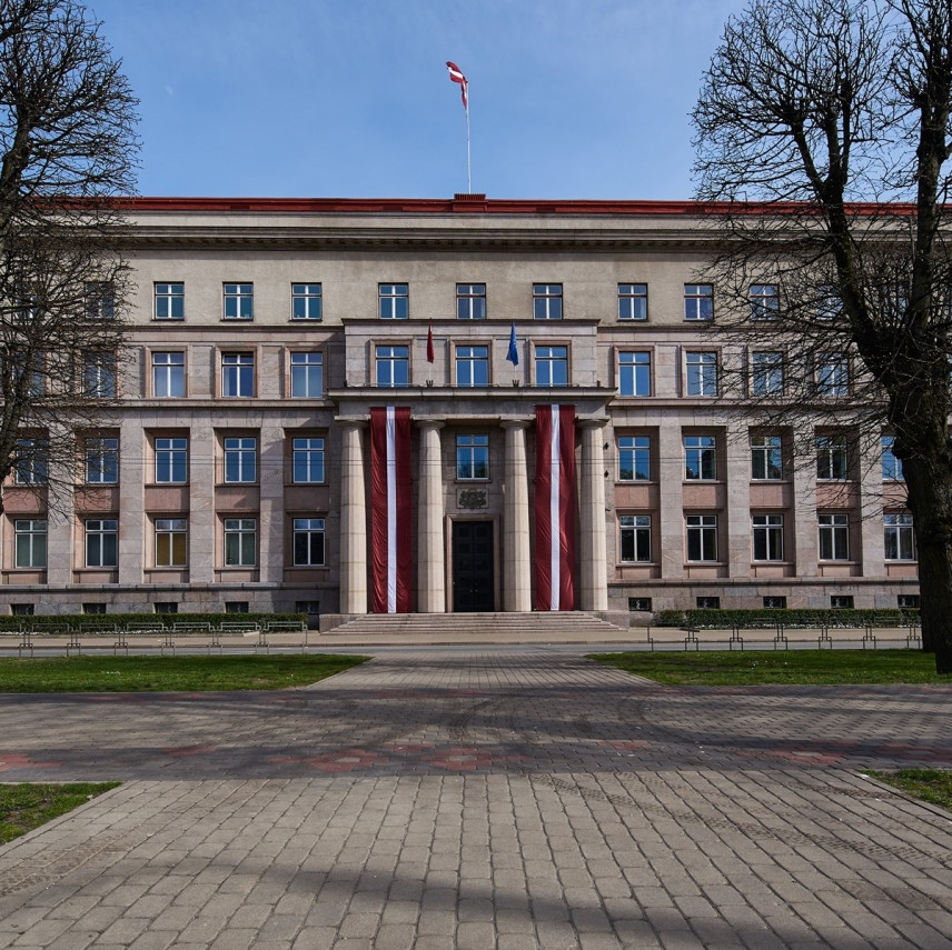 План по сокращению работников госуправления разработают в Латвии
