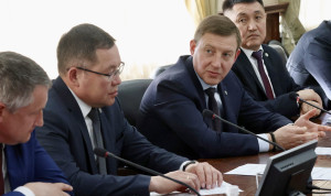Андрей Турчак представил изменения в Конституцию Республики Алтай ветеранам госслужбы