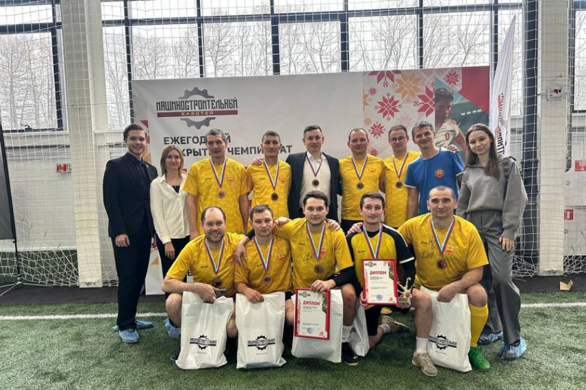 Сотрудники Администрации Главы Чувашии отличились в мини-футболе и перетягивании каната