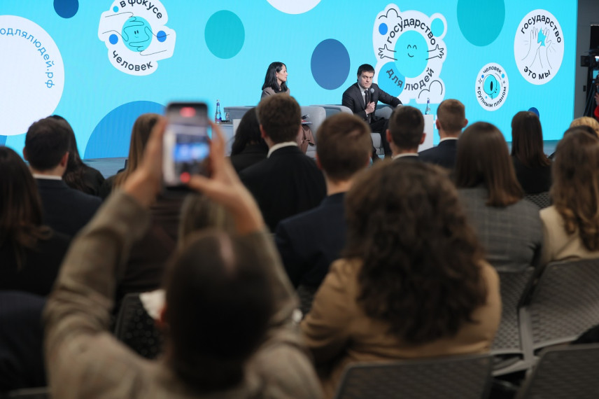 Губернатор Красноярского края Михаил Котюков встретился с молодыми госслужащими