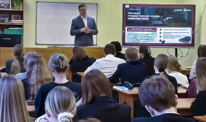 Глава Миннауки Архангельской области рассказал гимназистам о роли государственной службы