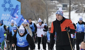 Губернатор Свердловской области вышел на лыжню вместе с участниками всероссийской гонки