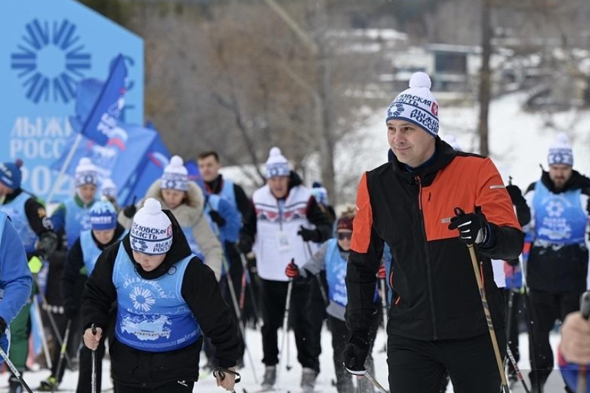 Губернатор Свердловской области вышел на лыжню вместе с участниками всероссийской гонки