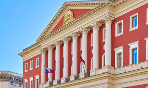 Москва сократит число госслужащих на фоне замедления роста доходов бюджета