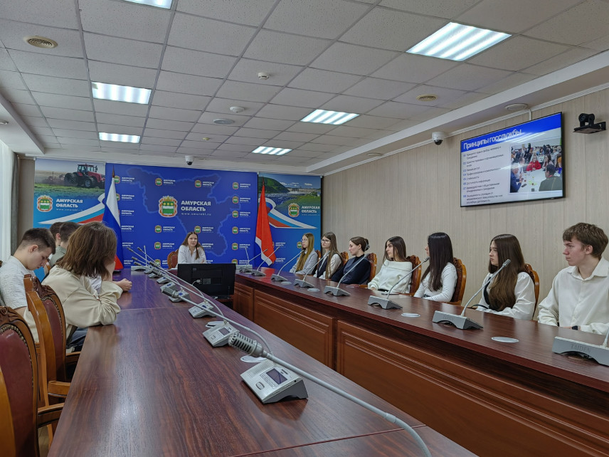 Школьники познакомились с работой органов власти Амурской области