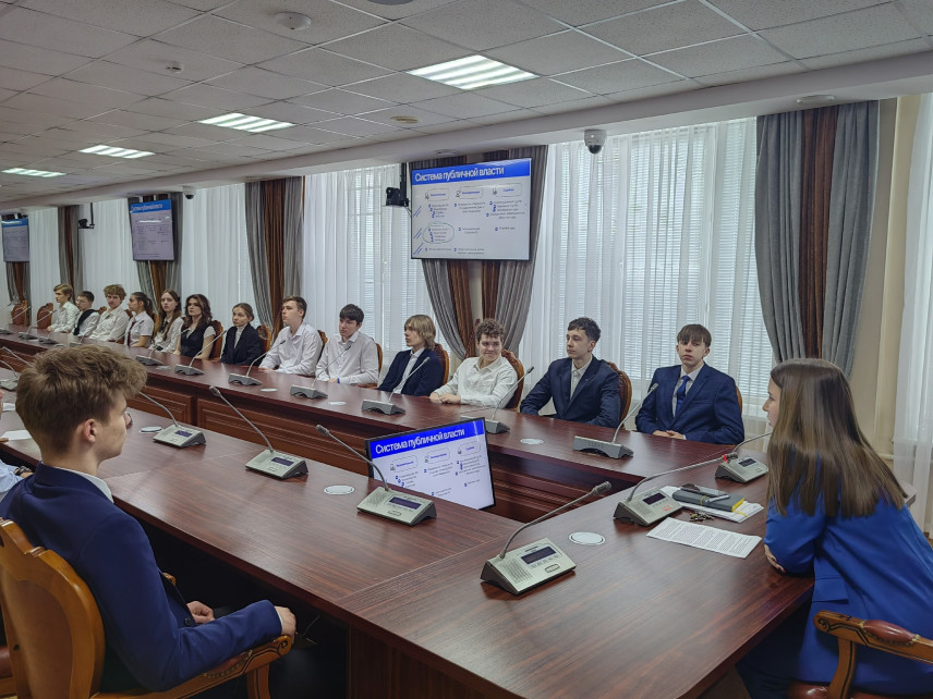 Старшеклассники Благовещенска сели в кресла госслужащих