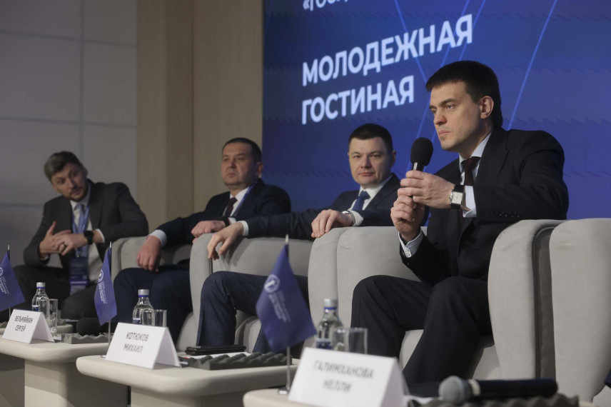 Глава Красноярского края Михаил Котюков встретился с молодыми участниками форума «Государство для людей»