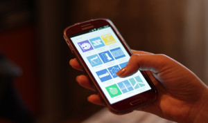 Казахским госслужащим вернут смартфоны