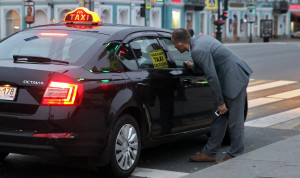 В правительстве задумались о замене служебных автомобилей чиновников на такси