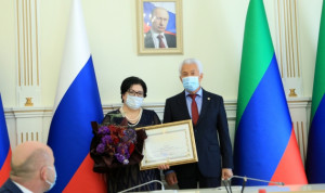 Глава Дагестана наградил почетными грамотами победителей конкурса «Лидеры России»