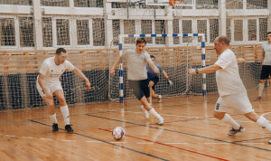 Госслужащие и волонтеры Курской области сыграли в мини-футбол