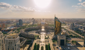 Госорганы Казахстана будут платить штрафы за переработки госслужащих