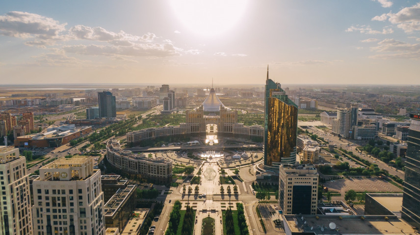 Госорганы Казахстана будут платить штрафы за переработки госслужащих